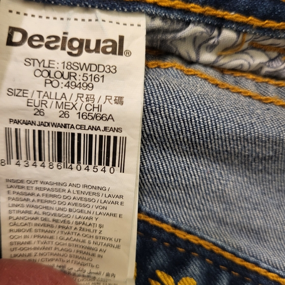 Desigual Magalie  Denim Shorts With sequins and embroidery Size 28 US - Picture 13 of 16